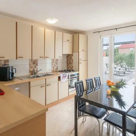 Holydaj Homee Iva Villa
