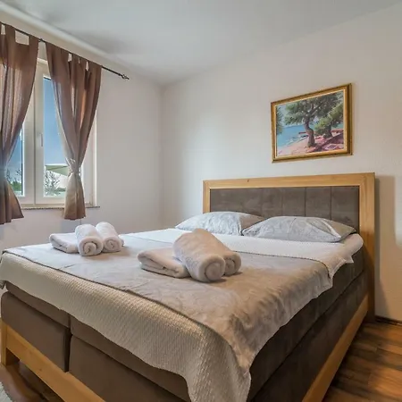 Holydaj Homee Iva Villa