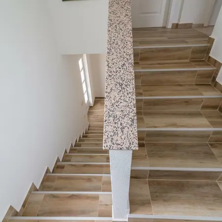 Holydaj Homee Iva Villa *